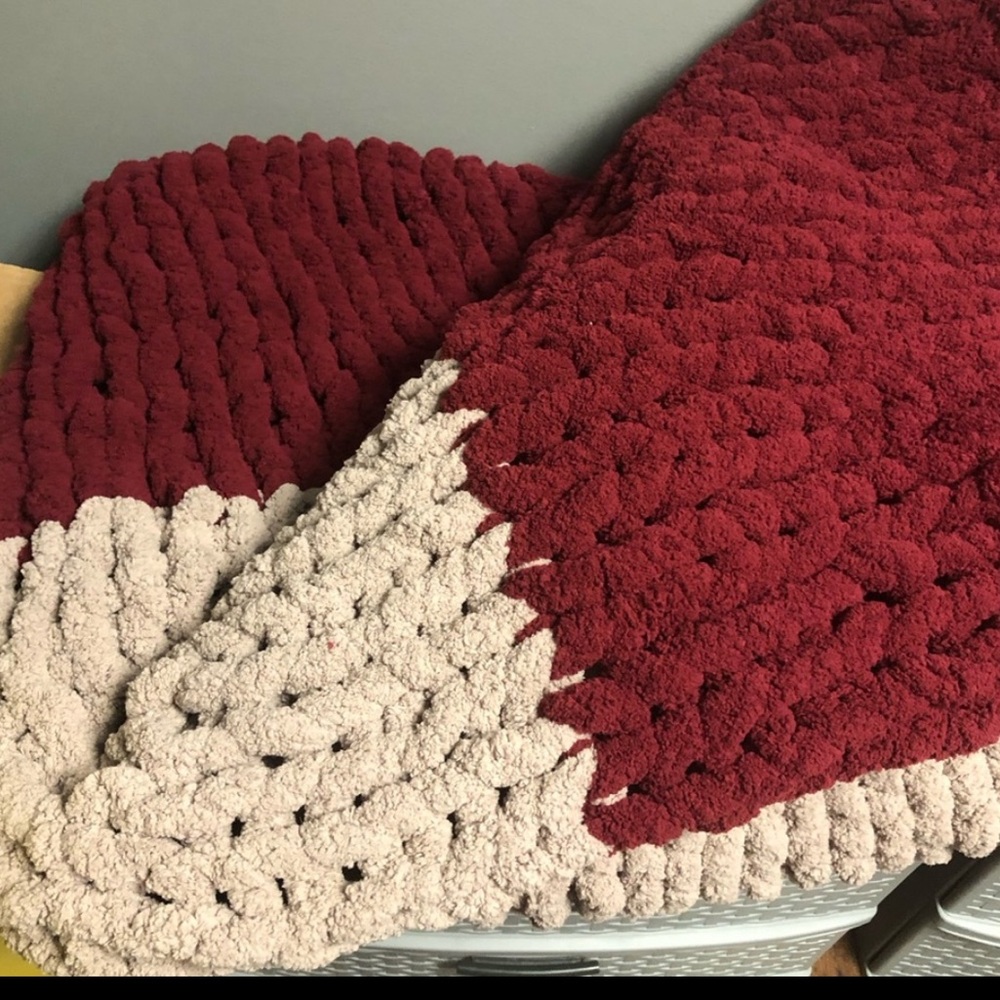 🔥🔥NWT! HANDKNIT! Marroon and grey only! On sale!!! Chunky loop blanket! - Picture 3 of 13